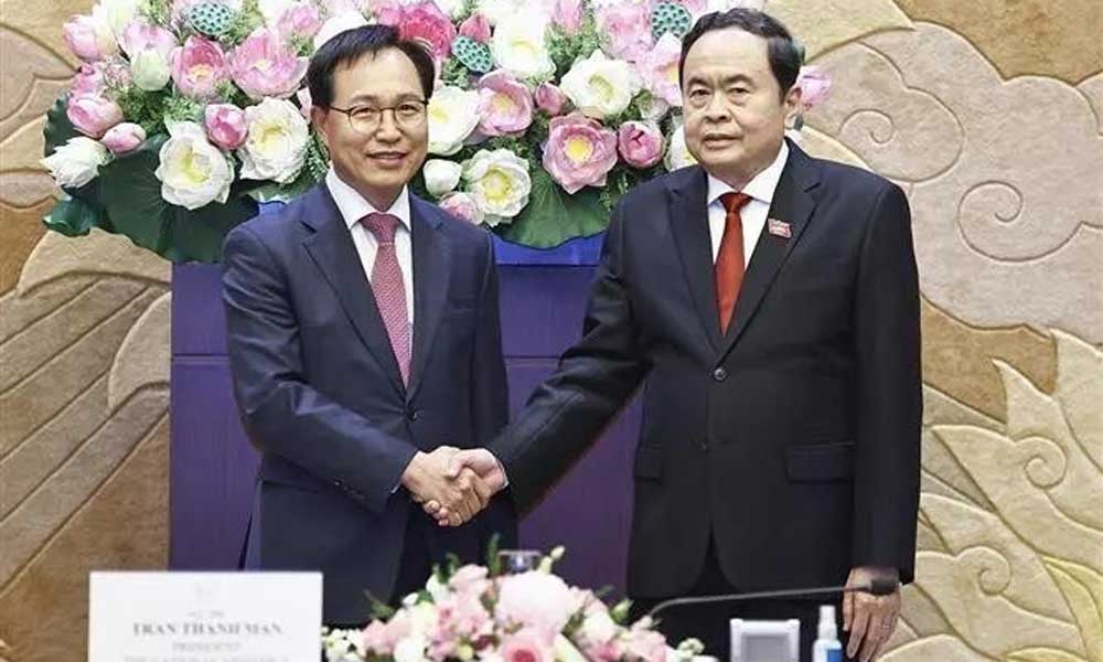 Top legislator receives Samsung Vietnam's leader